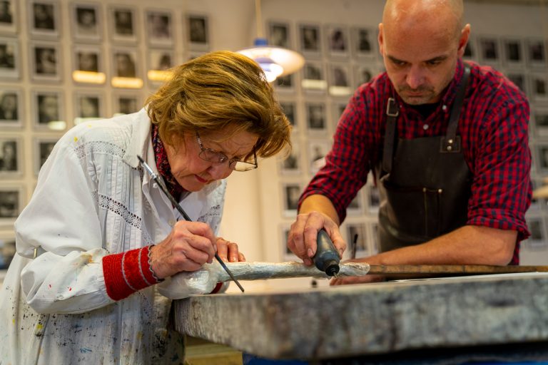 HM Queen Sonja and Håvard Homstvedt working on the same litho stone,  at Edition Copenhagen in November 2022  ©Det kgl. Hoff, Oslo